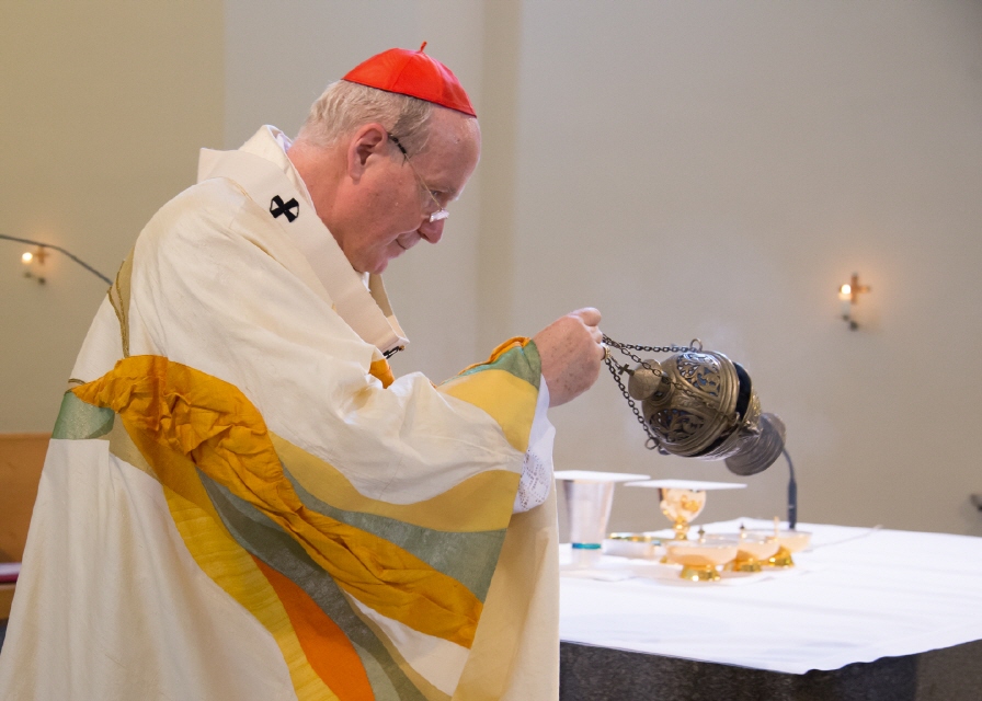 Kardinal Schönborn bei der Gabenbereitung